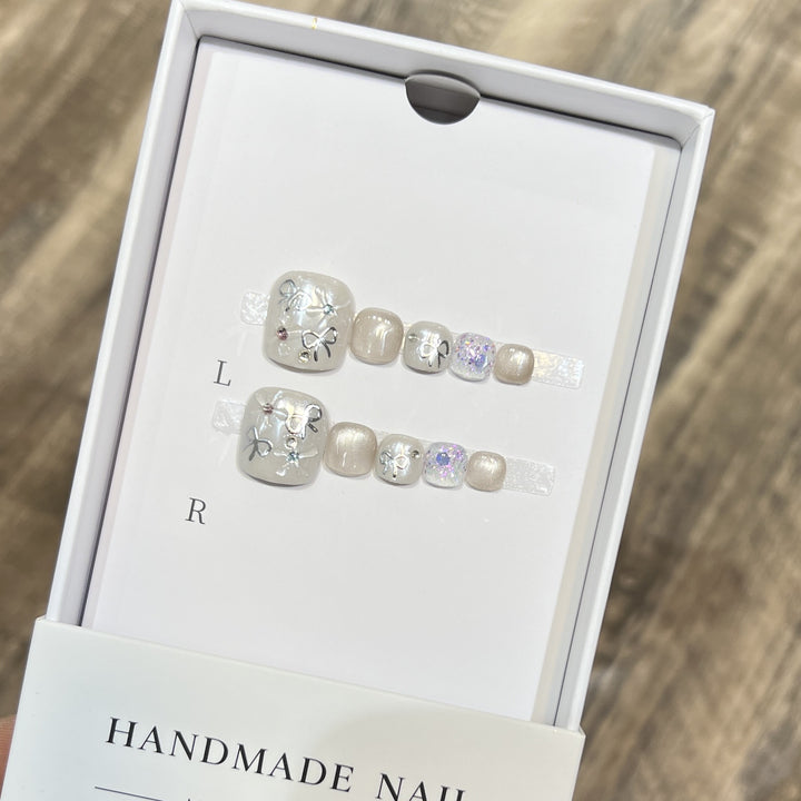 Artistic Press-On Nail Set with Glitter and Floral Design Bowlift