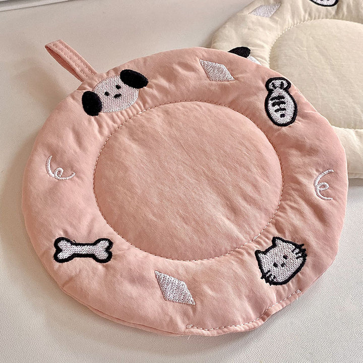 Cozy animal cushion with playful design Bowlift