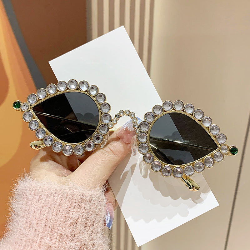 Ladies Glamorous Sunglasses with Sparkling Rhinestone Decoration Bowlift