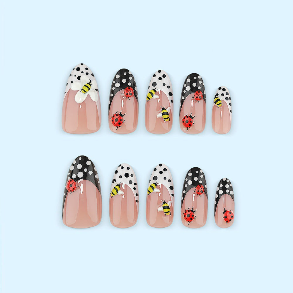 Artificial nails with playful insect design Bowlift