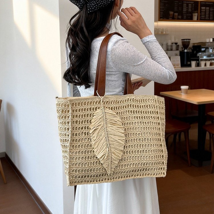 Handbag made of hand-woven natural material with decorative leaf shape design Bowlift
