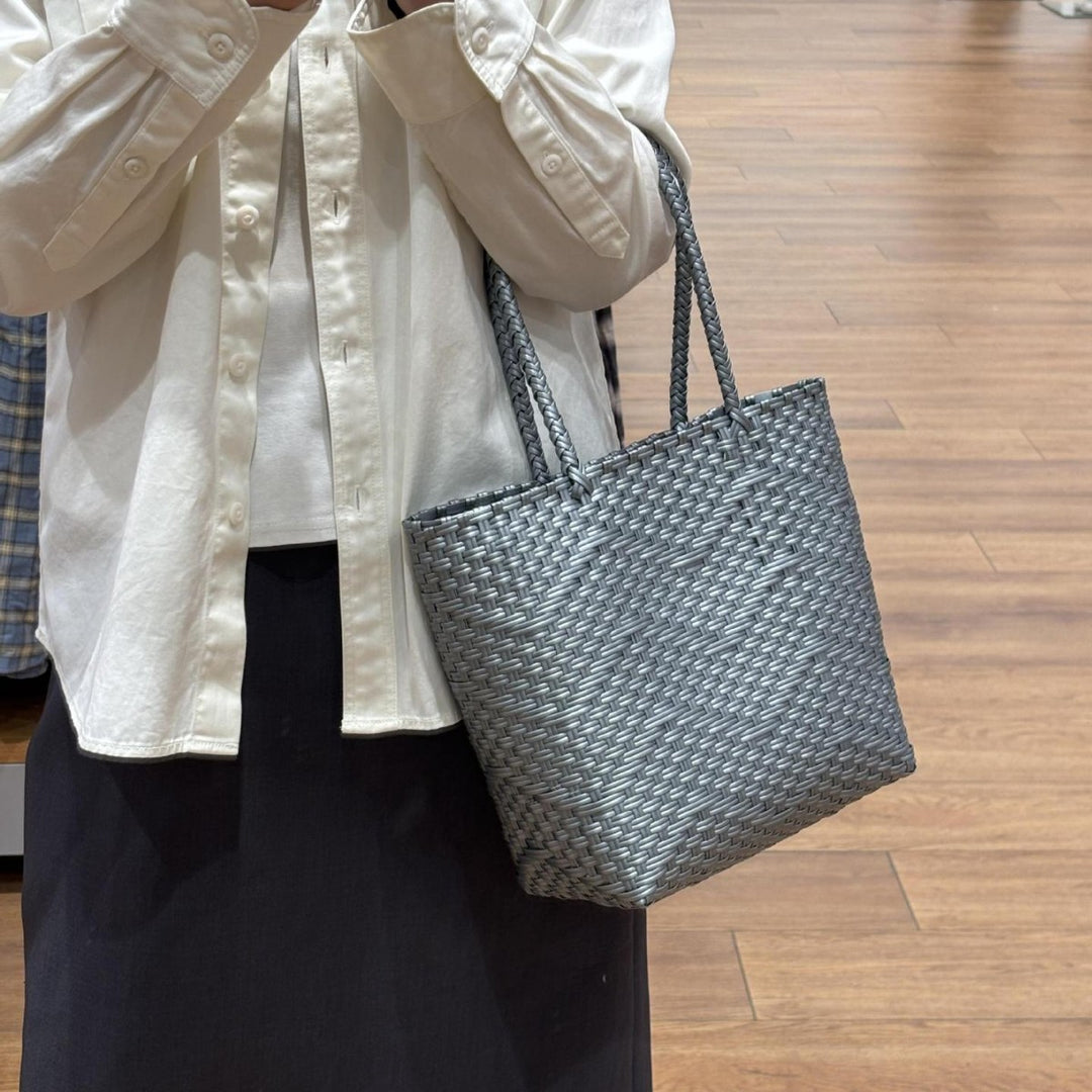Hand-knotted tote bag with modern wave pattern Bowlift