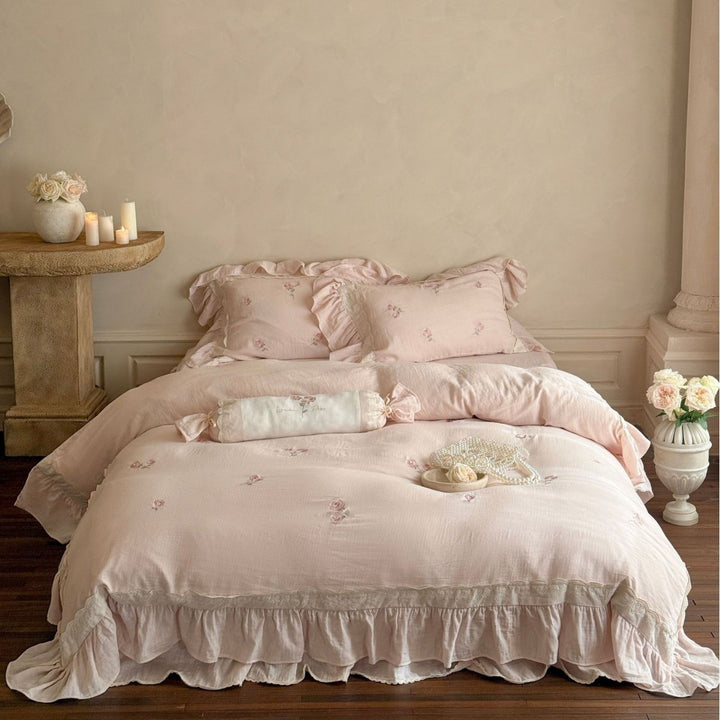Bedding set with romantic ruffle trim and rose embroidery Bowlift