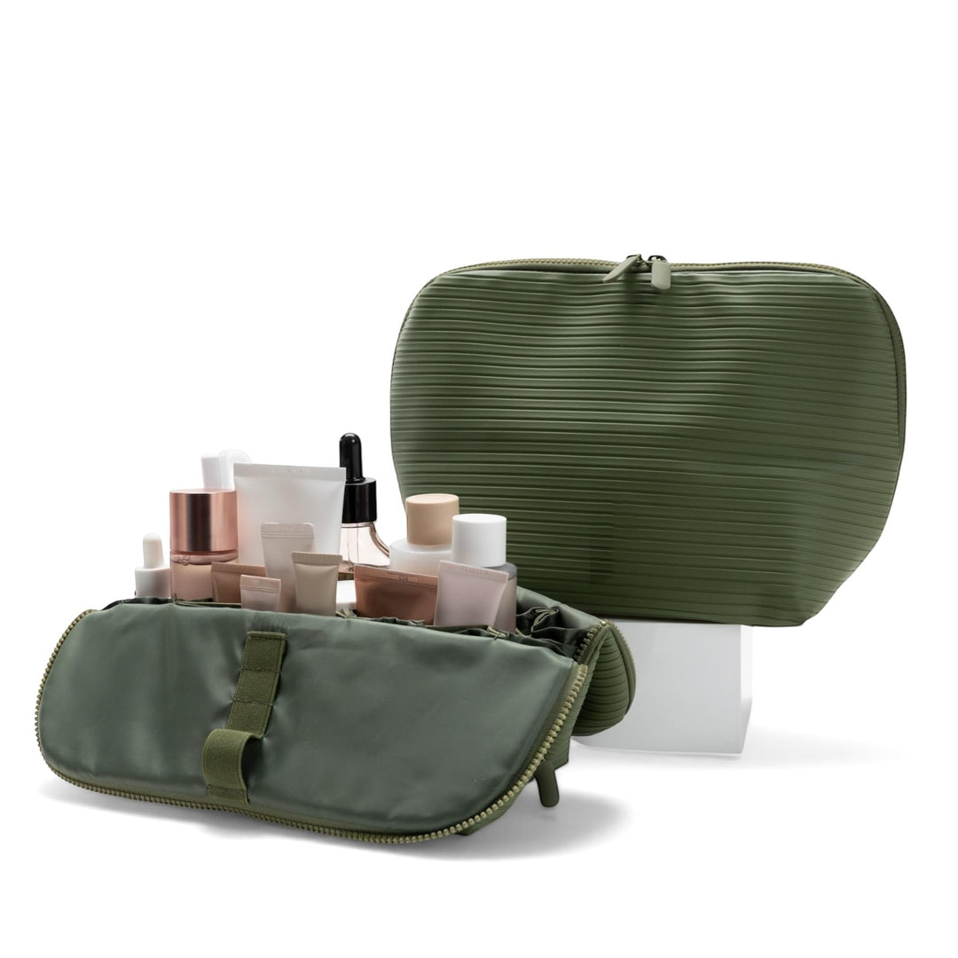 Elegant and Practical Cosmetic Bag Bowlift