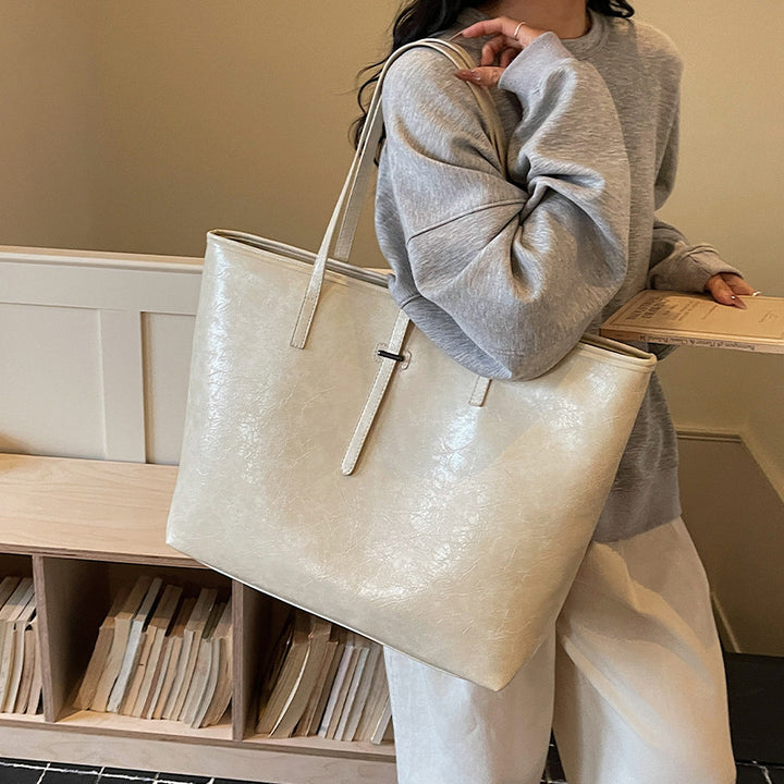 Elegant and Spacious Tote Bag Bowlift