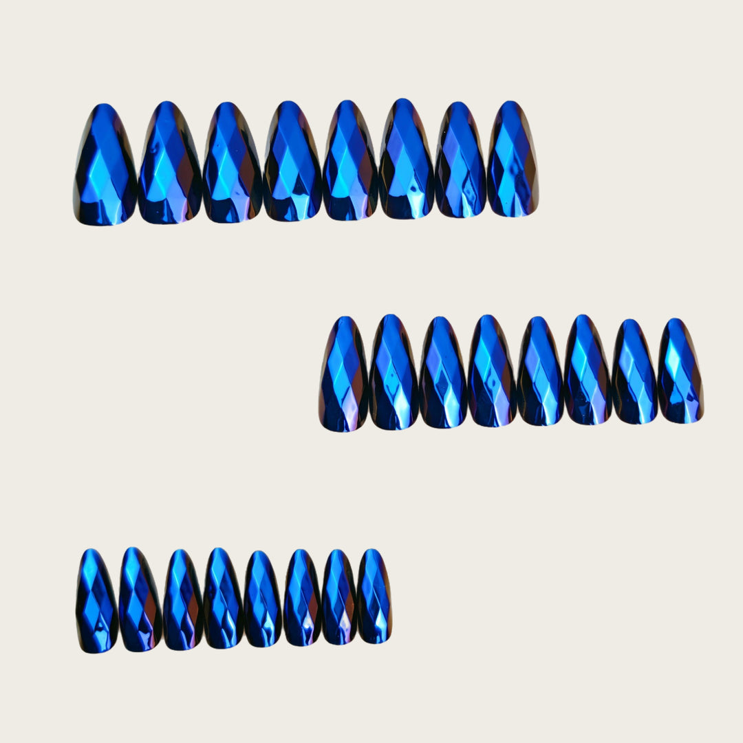 Artificial nails with faceted design Bowlift