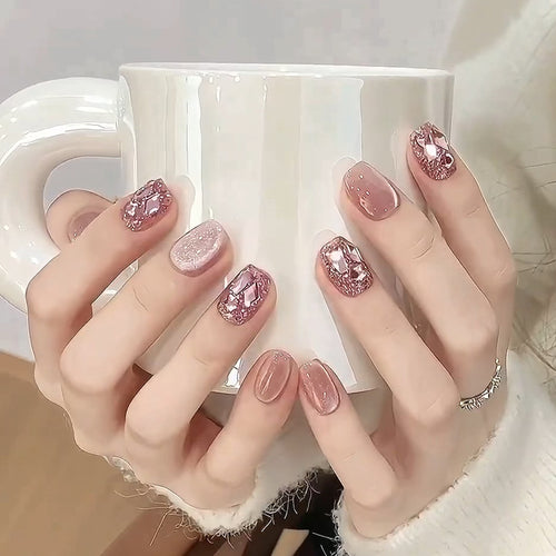Glamorous artificial nails with sparkling 3D applications Bowlift