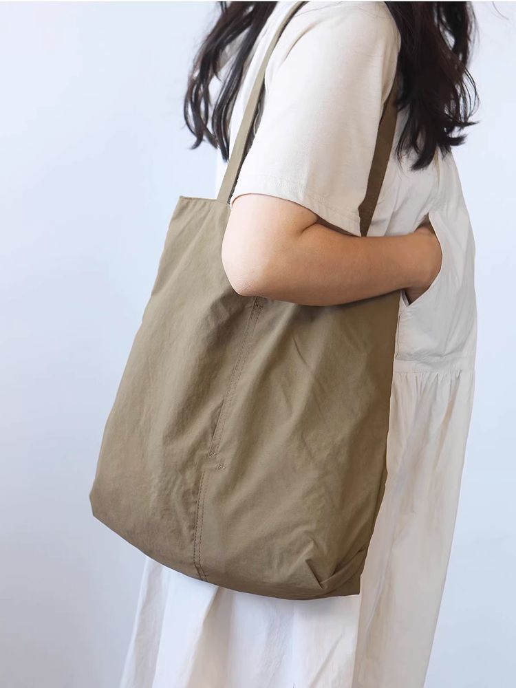 Spacious and Versatile Tote Bag Bowlift