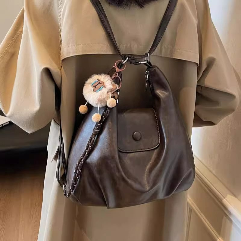 Modern shoulder bag with practical flap closure Bowlift