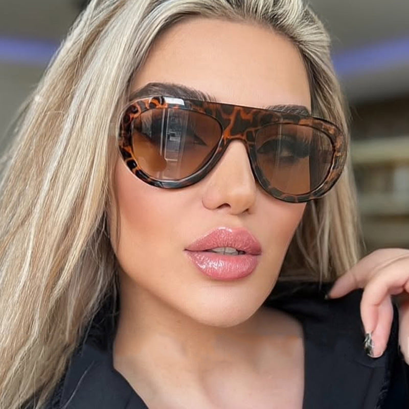 Women's fashionable oversized sunglasses with protective UV filter Bowlift