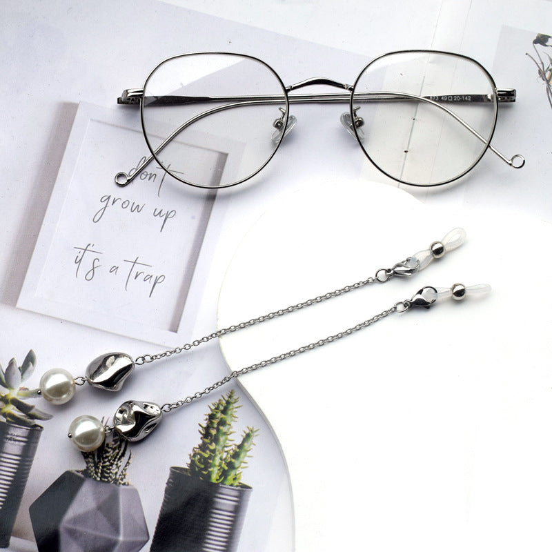 Elegant Eyewear Chain with Pearl Accents Bowlift