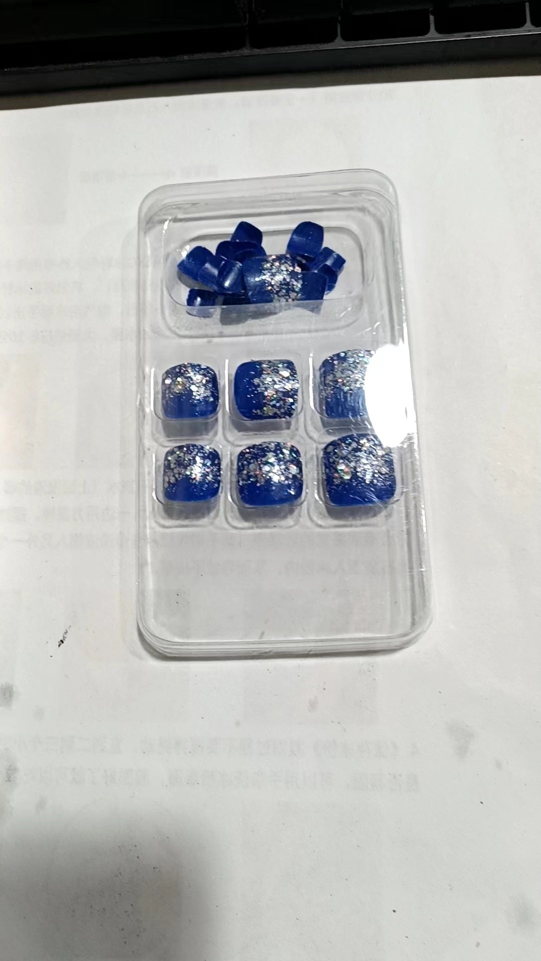 Glitter Accent Press-On Nail Set Bowlift