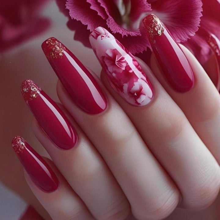 Artificial nails with romantic heart design and fine accents Bowlift