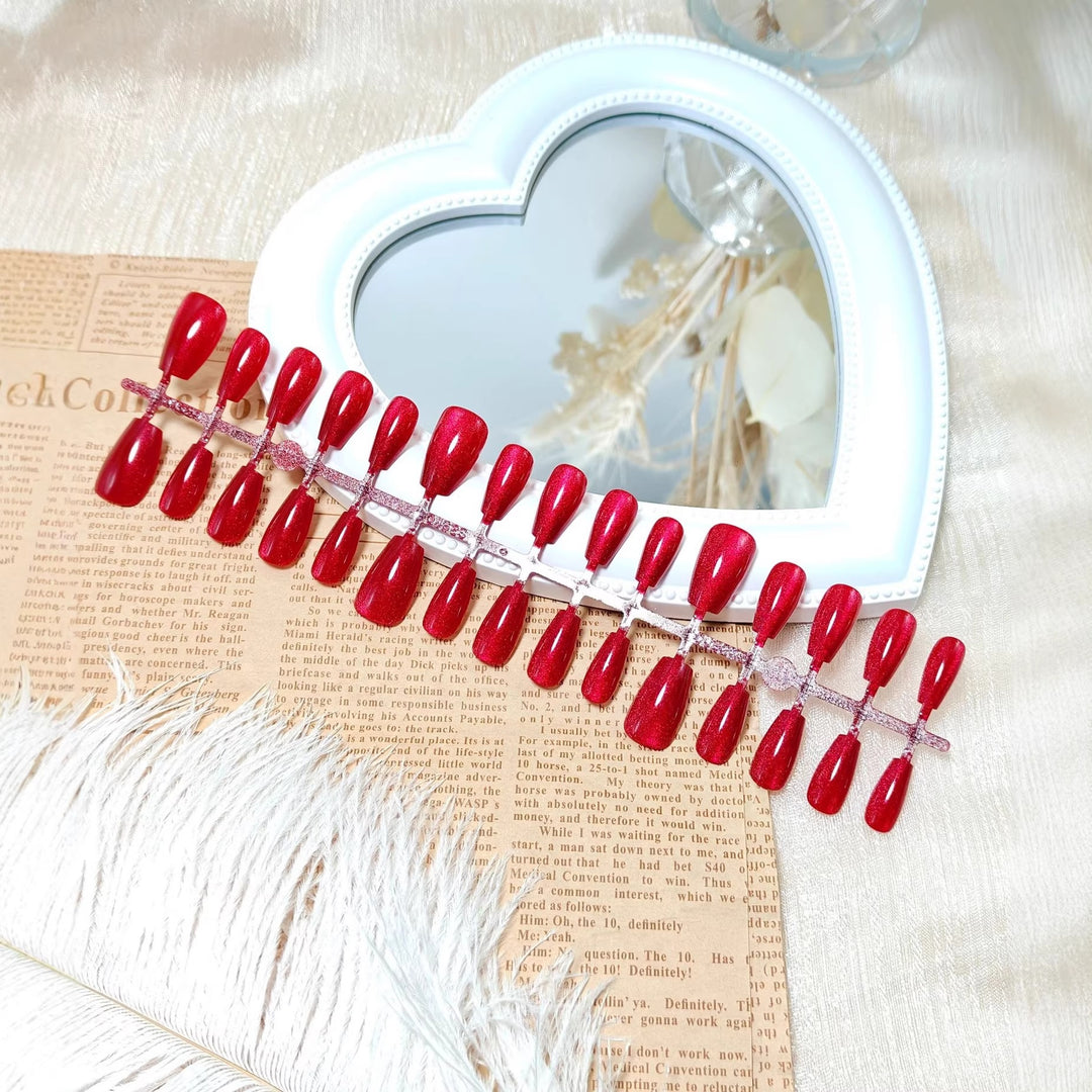 Artificial nails with shimmering effect Bowlift