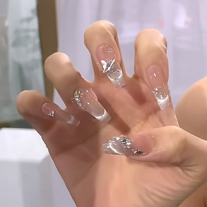 Artistic nail tips with playful motifs Bowlift