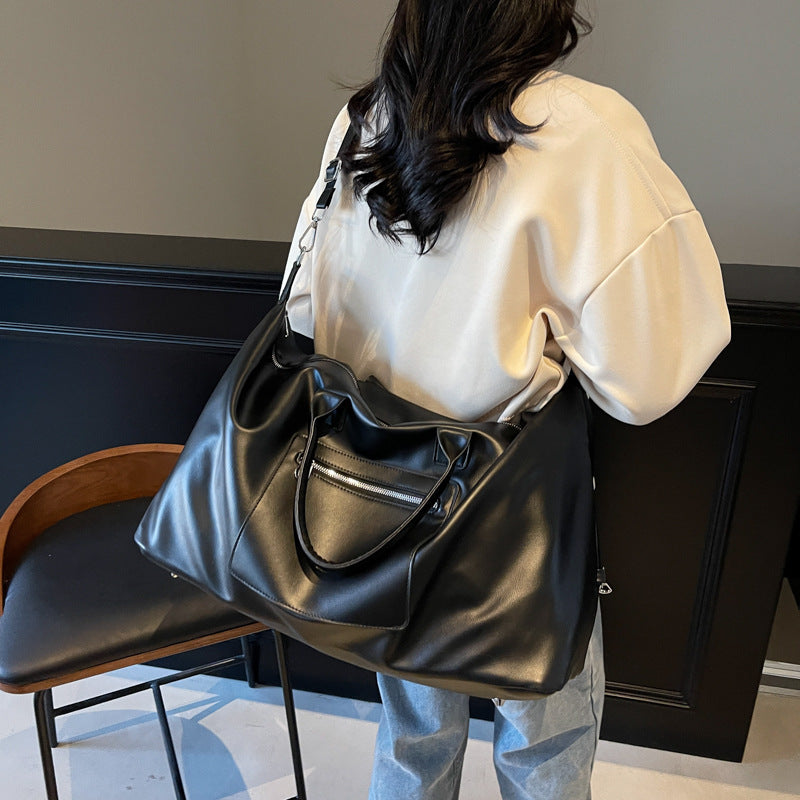 Stylish travel bag with robust design and adjustable shoulder strap Bowlift