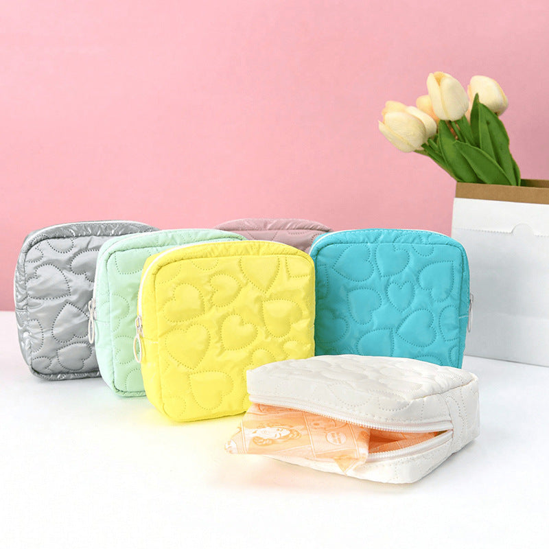 Practical cosmetic bag with heart motif Bowlift