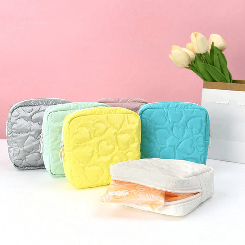 Practical cosmetic bag with heart motif Bowlift