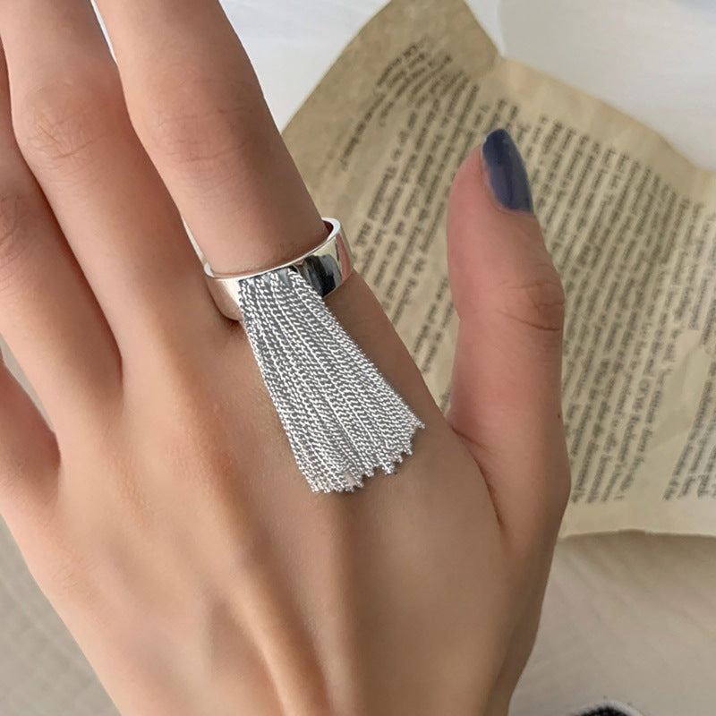 Stylish ring with filigree tassel design Bowlift