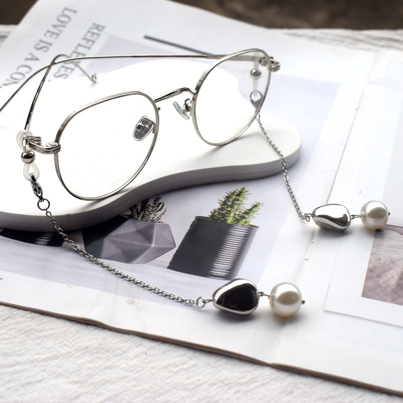 Elegant Eyewear Chain with Pearl Accents Bowlift
