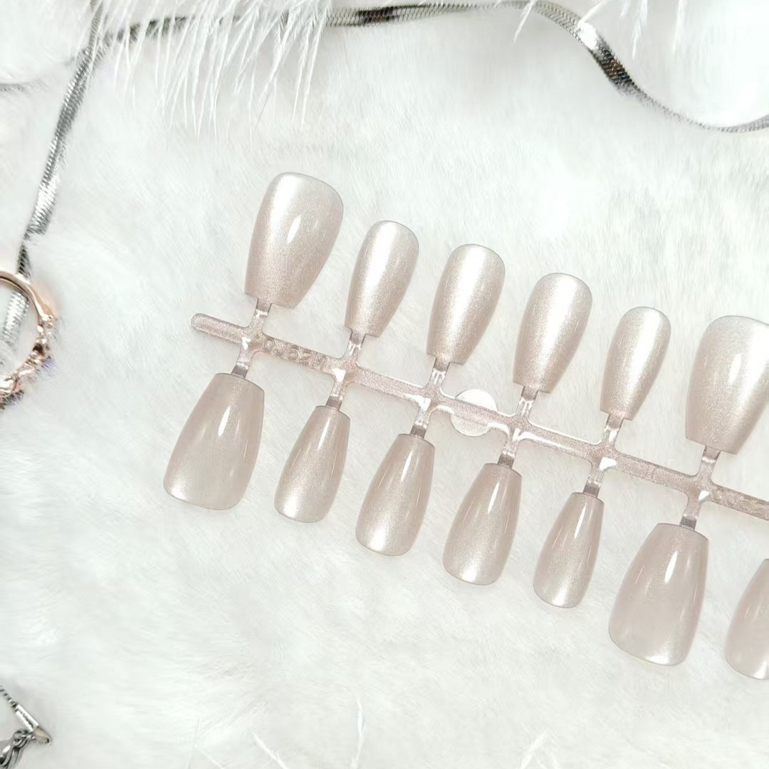 Artificial nails in elegant nude glitter design Bowlift