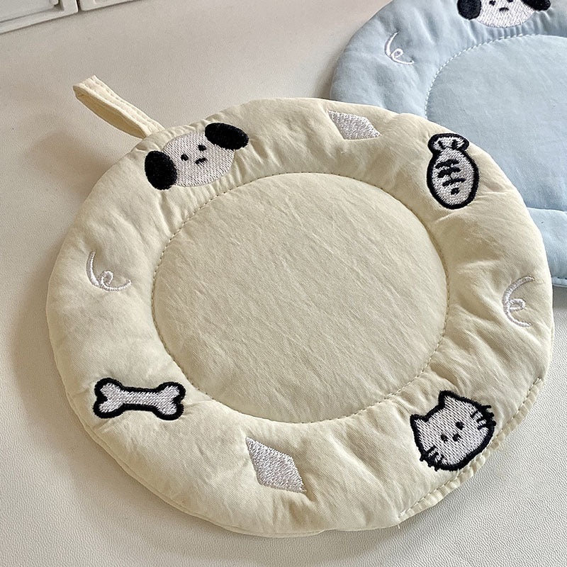 Cozy animal cushion with playful design Bowlift