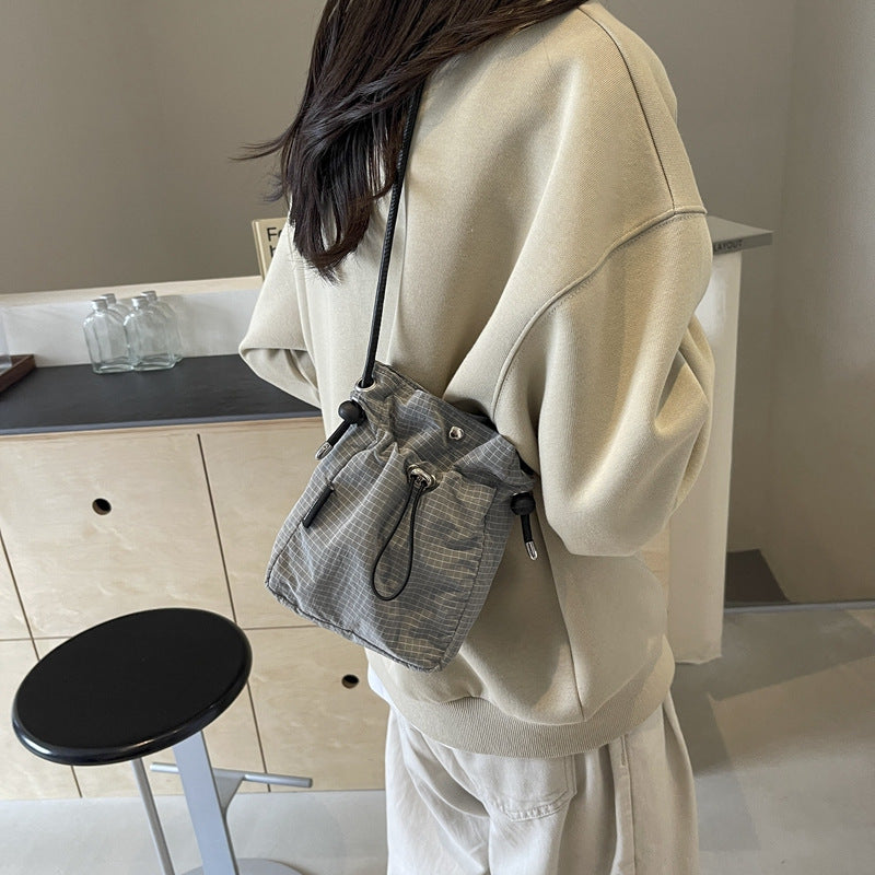 Practical shoulder bag with adjustable carrying system Bowlift