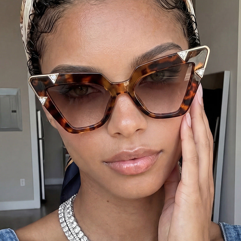 Women's Cat-Eye Sunglasses with Luxurious Design and Protective UV Filter Bowlift