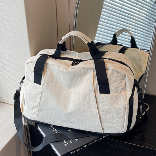 Sporty travel bag with innovative storage Bowlift