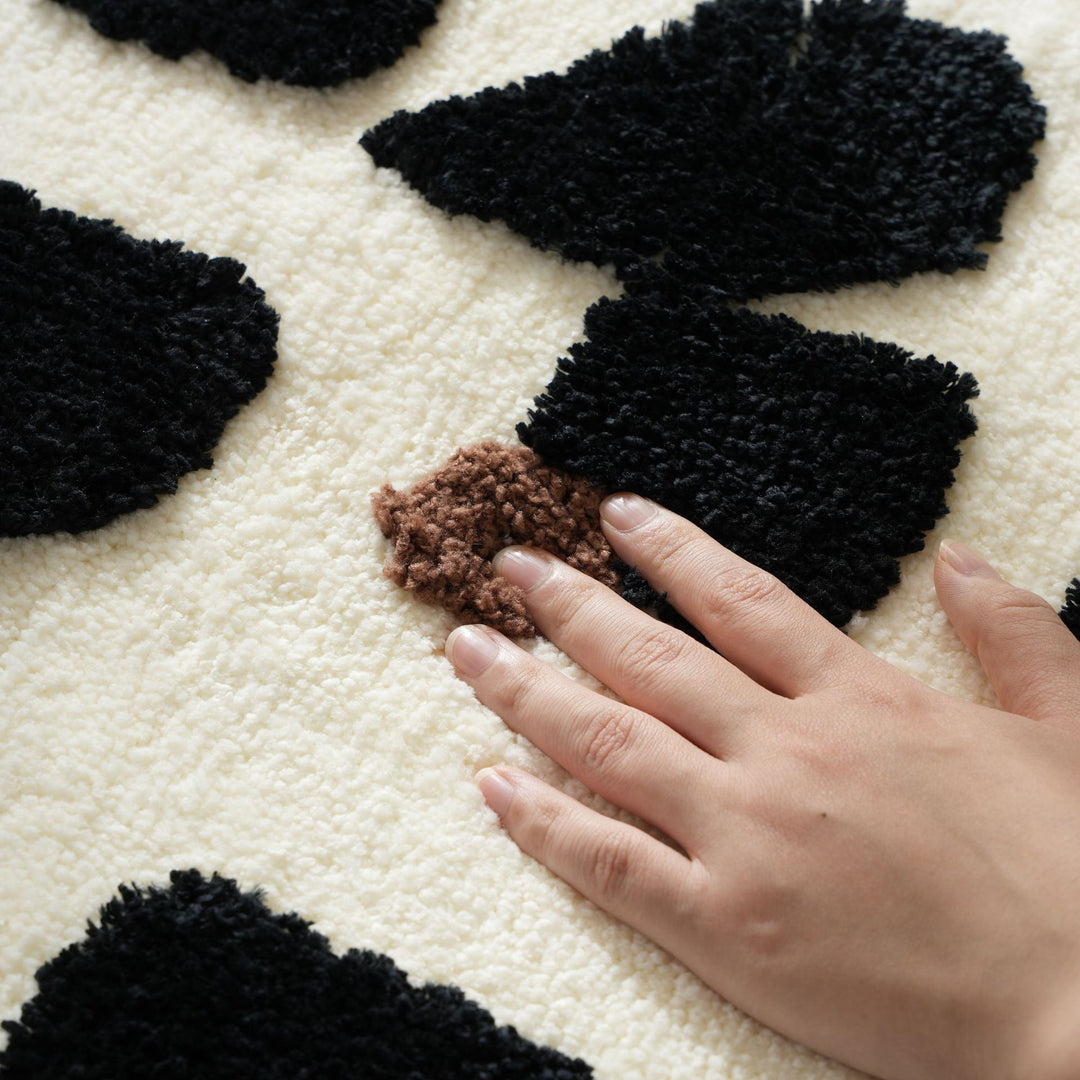 Bath mat with raised tuft-relief and non-slip underside
