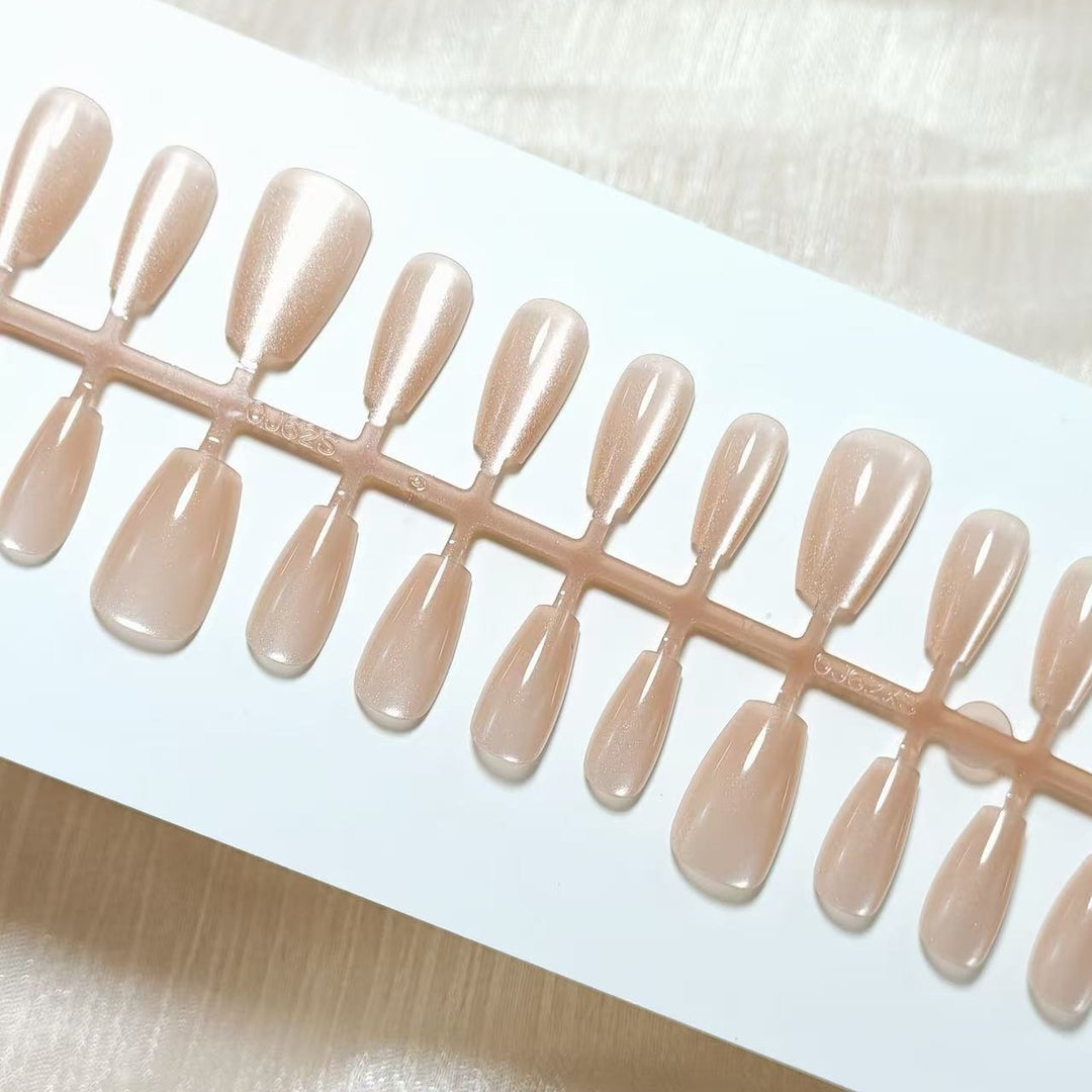 Artificial nails in the elegant nail art set Bowlift
