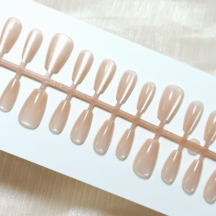 Artificial nails in the elegant nail art set Bowlift