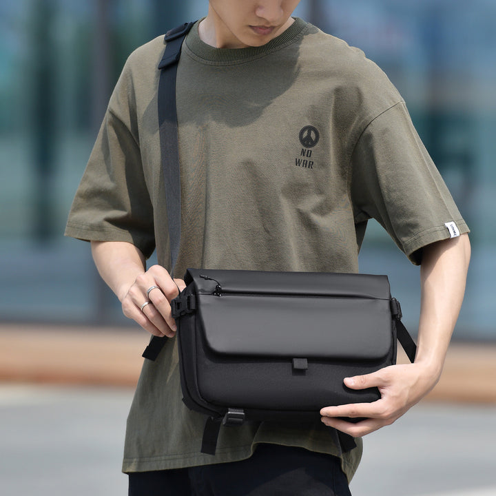 Messenger bag with versatile compartments and water-repellent material Bowlift