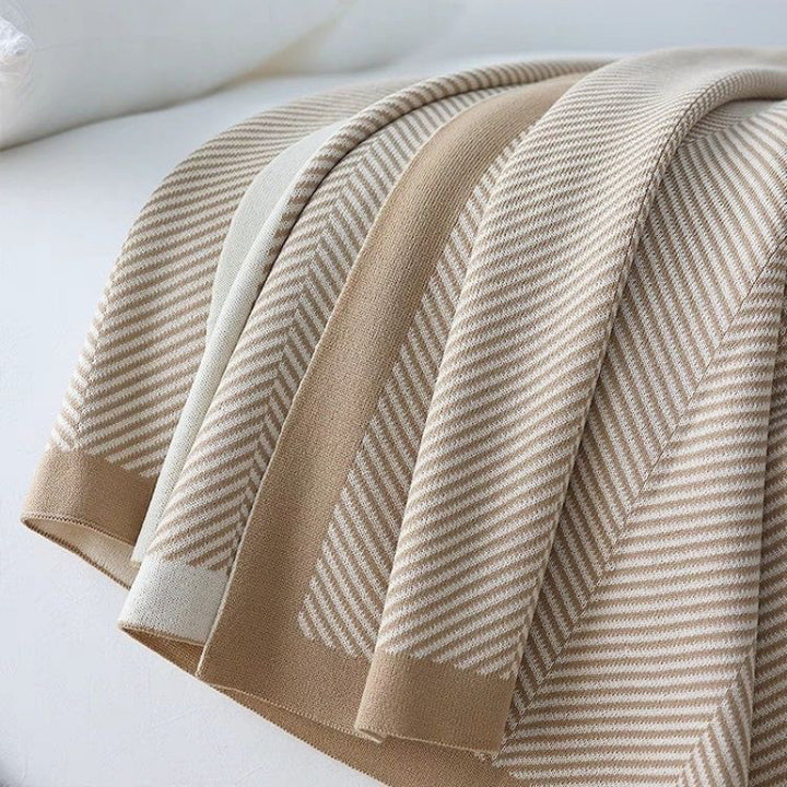 Luxurious Striped Throw Blanket Bowlift