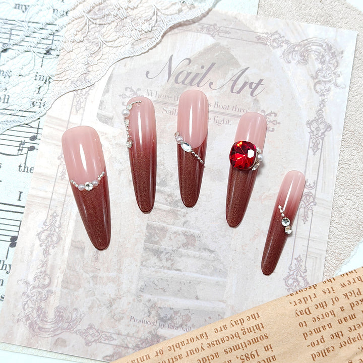 Artificial nails with glamorous accents Bowlift