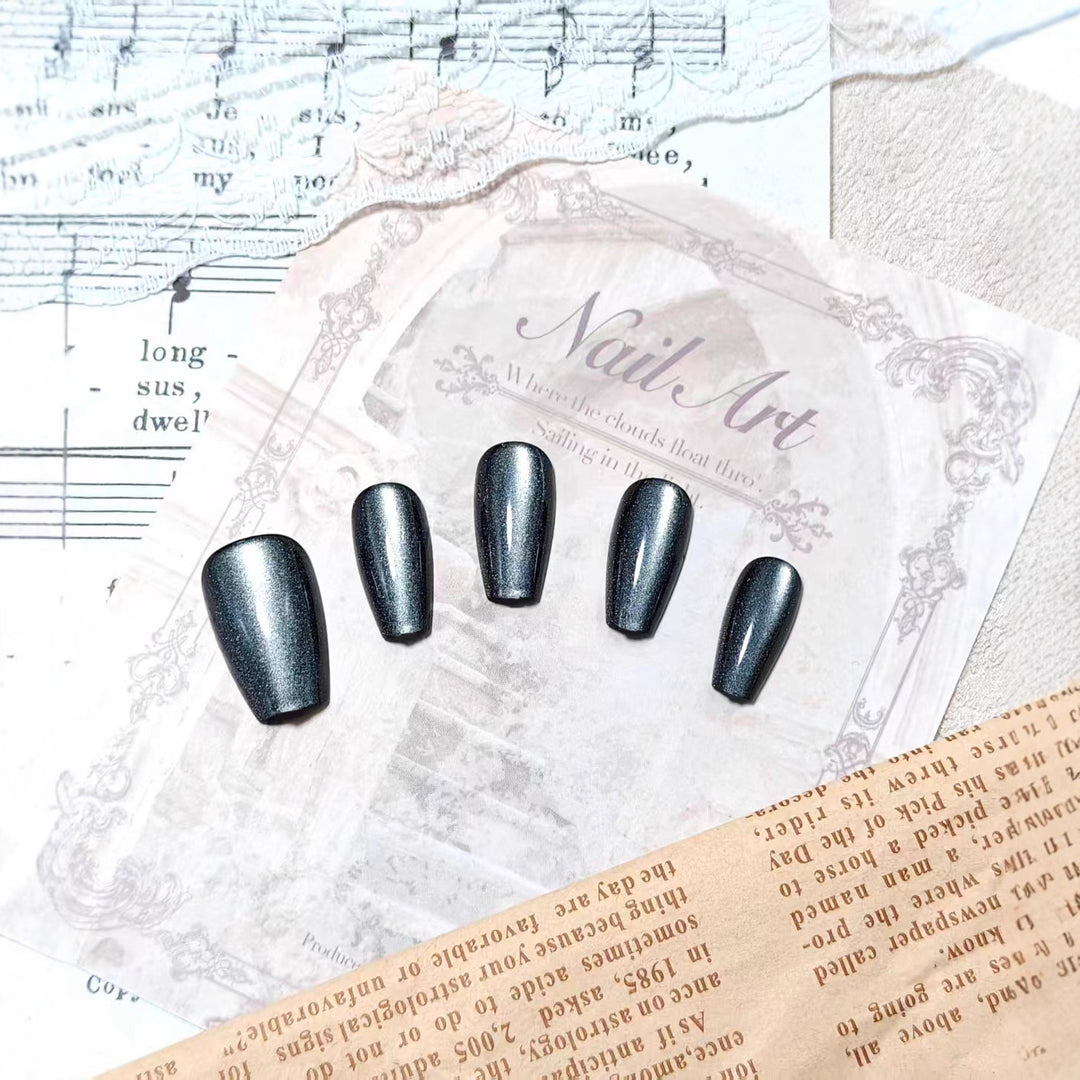 Nail art set with elegant metallic finish Bowlift