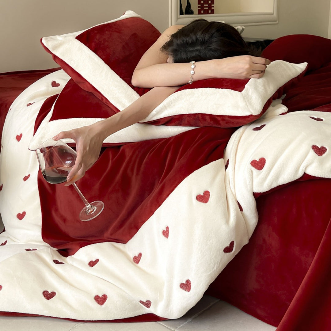 Romantic velvet bedding set with heart embroidery and reversible function Bowlift