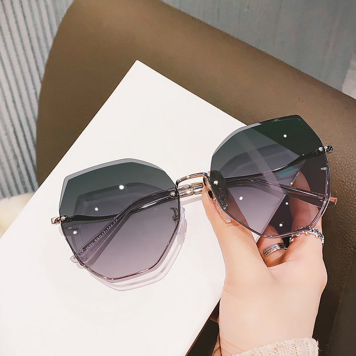 Women oversized sunglasses with stylish, faceted frame Bowlift