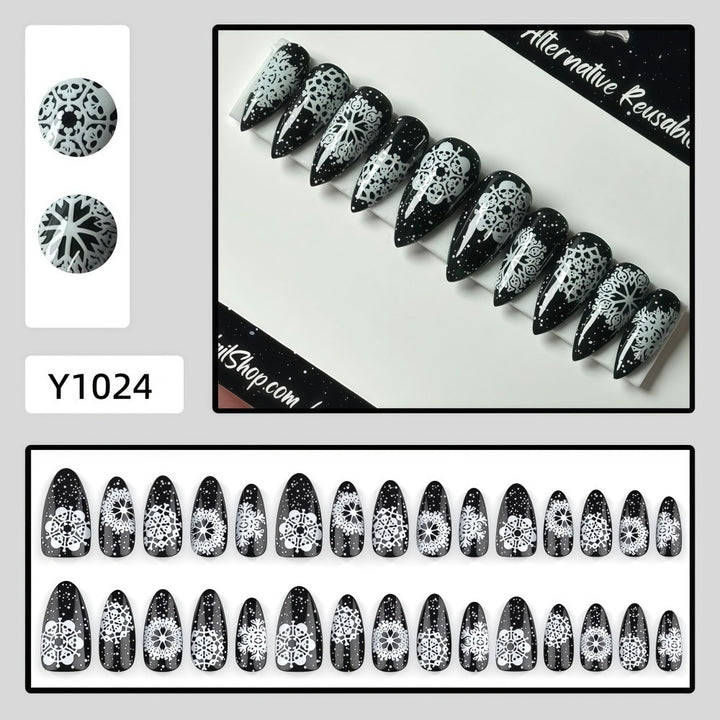 Artificial nails in a unique winter design with snow and reindeer motifs Bowlift
