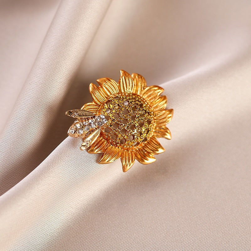 Elegant sunflower brooch with crystals Bowlift