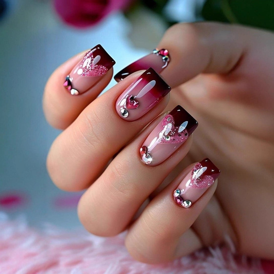 Artificial nails with romantic heart design and fine accents Bowlift