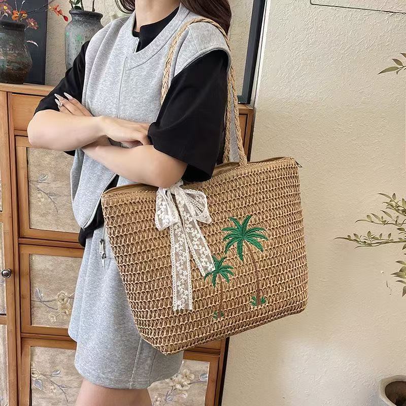 Summer basket bag with palm pattern Bowlift