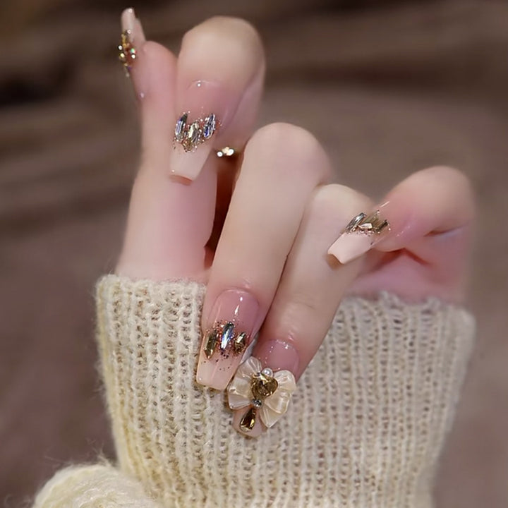 Artificial nails with glamorous accents Bowlift