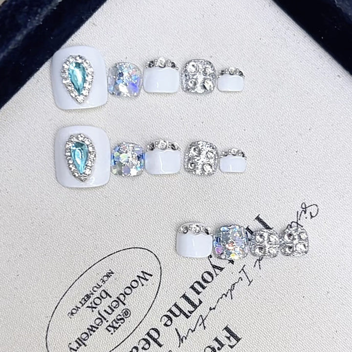 Rhinestone-Embellished Press-On Nail Set Bowlift