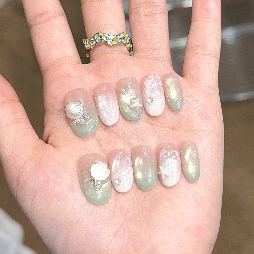 Artificial nail tips with maritime design and glitter effects Bowlift