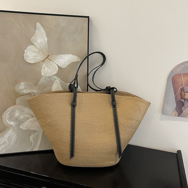 Elegant Beach Bag Made of Woven Natural Material with Leather Accents Bowlift