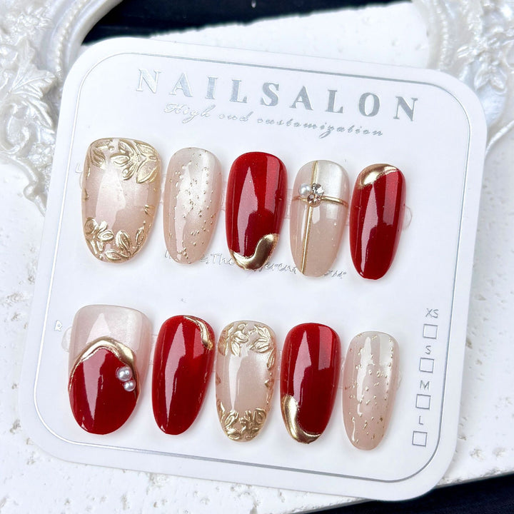 Artificial nails with elegant gold accent Bowlift