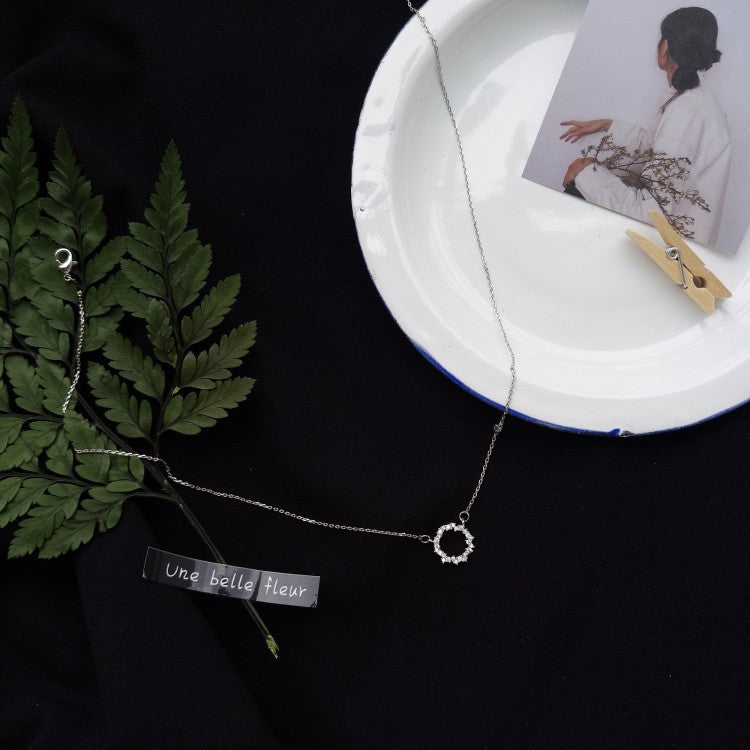 Delicate Floral Pendant Necklace Bowlift