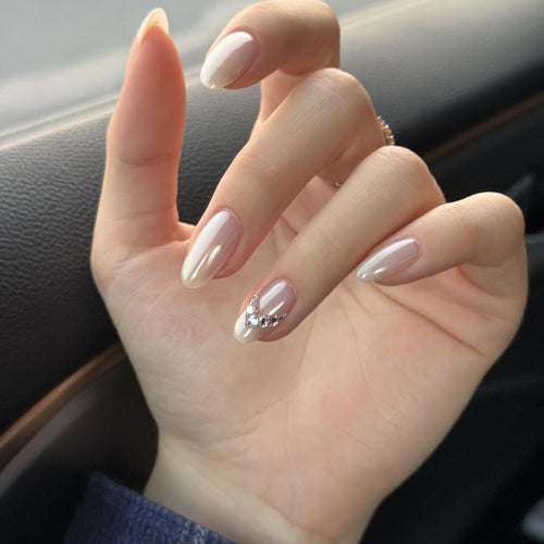 Artificial artificial nails with elegant decorative details Bowlift