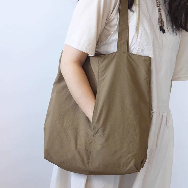 Spacious and Versatile Tote Bag Bowlift